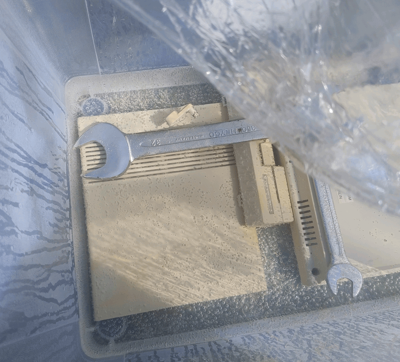 ../../../_images/02_retrobrighting_diskdrive_in_peroxid.png