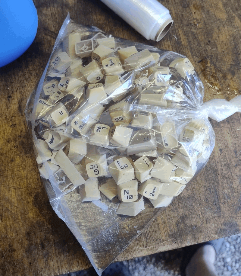 ../../../_images/03_retrobrighting_keycaps_in_peroxid.png