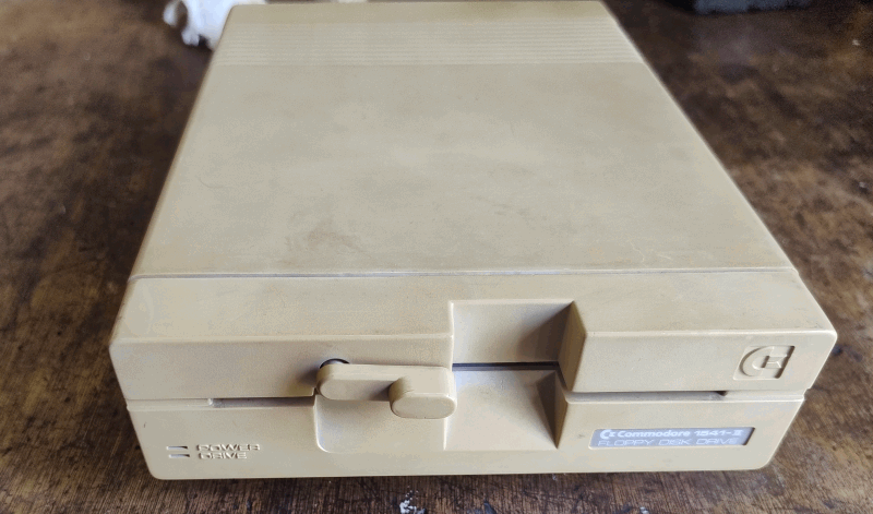 ../../../_images/04_retrobrighting_diskdrive_yellowed_front.png