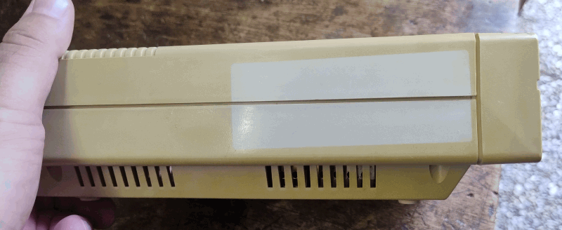../../../_images/06_retrobrighting_diskdrive_yellowed_side.png