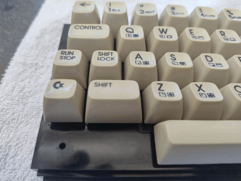 ../../../_images/10_retrogrighting_keyboard_new_detail.jpg