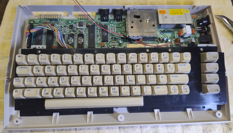 ../../../_images/C64-C_01_clean_open.jpg