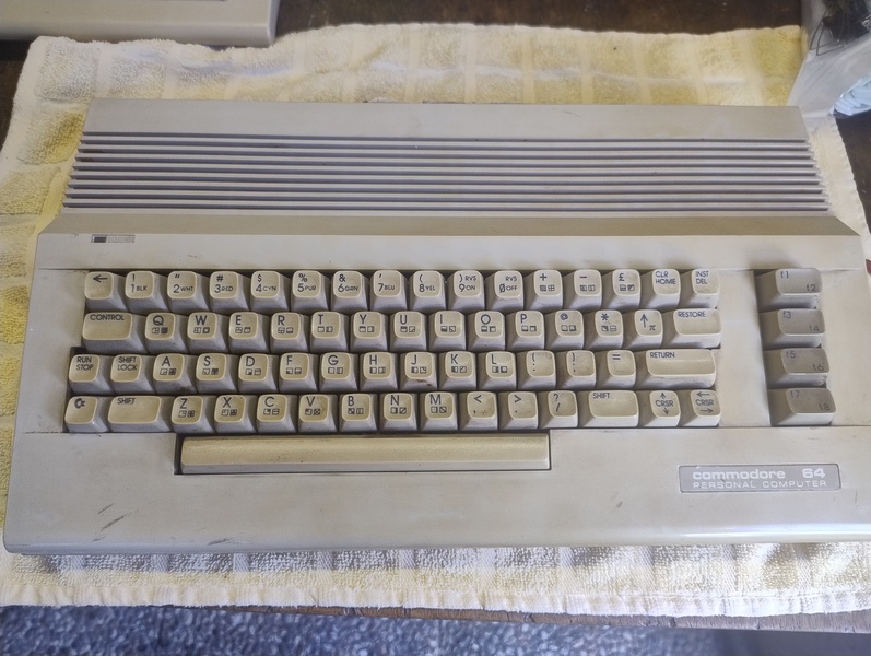 ../../../_images/C64-C_01_dirty_01.jpg
