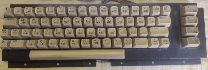 ../../../_images/C64-C_01_dirty_keyboard.png