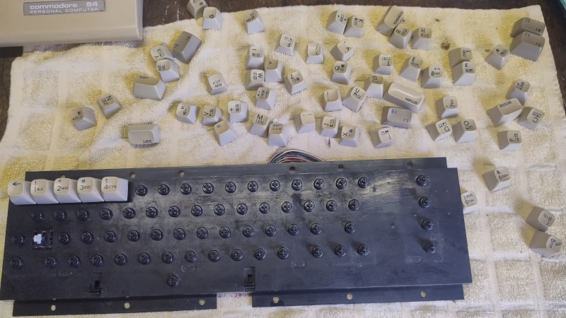 ../../../_images/C64-C_01_dirty_keyboard_disassembled.png