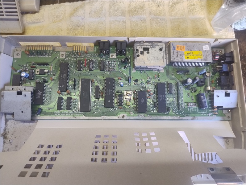 ../../../_images/C64-C_01_dirty_mainboard01.jpg