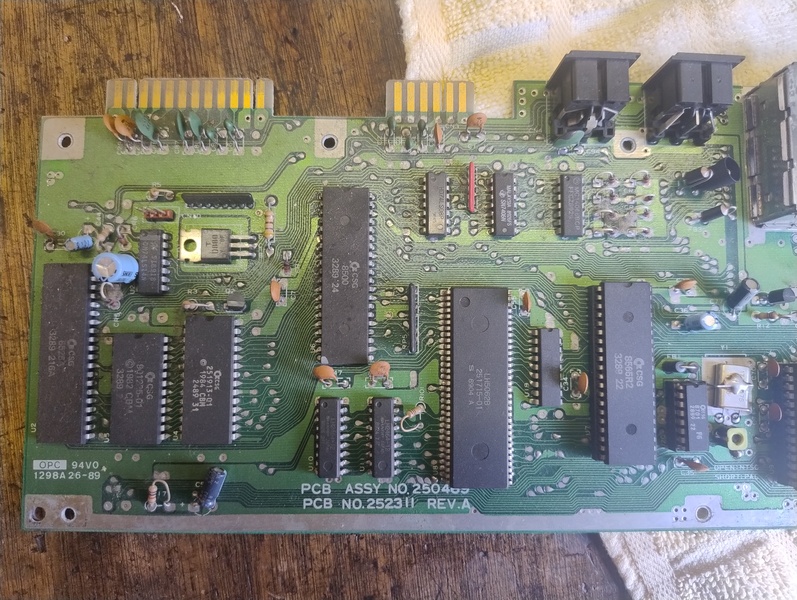 ../../../_images/C64-C_01_dirty_mainboard02.jpg