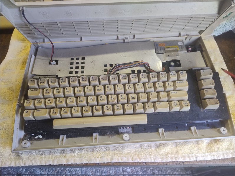 ../../../_images/C64-C_01_dirty_open.jpg